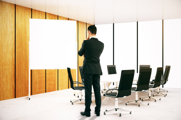 思考的人看着白板图片下载