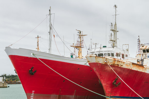两艘渔船停泊在港口图片下载