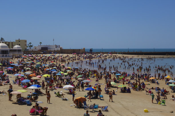 西班牙加的斯拥挤的海滩图片下载