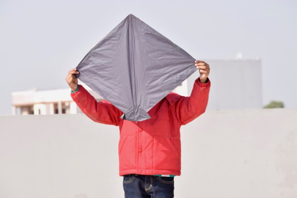 一个小孩风筝冲浪的观点图片下载