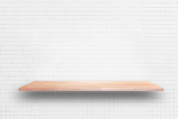 木制货架上的白色瓷砖墙背景-可以用来展示或蒙太奇您的产品图片下载