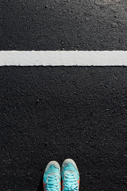 鞋子脏运动鞋蓝在新的白线柏油路图片下载