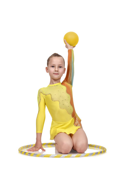 有呼啦圈和球的女孩图片下载