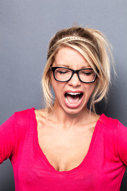 疯狂的年轻性感金发女人喊出她的愤怒图片下载