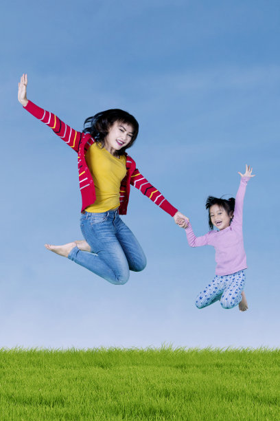 妈妈和女儿一起跳图片下载