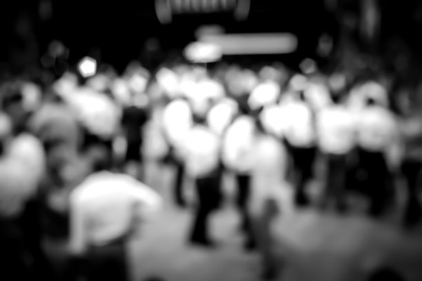 抽象的散景背景，商务人士在酒吧见面的快乐时光，B&W颜色图片下载