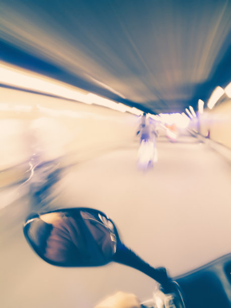 隧道里骑摩托车的人。图片下载