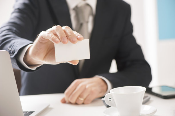 拿着空白名片的商人图片下载