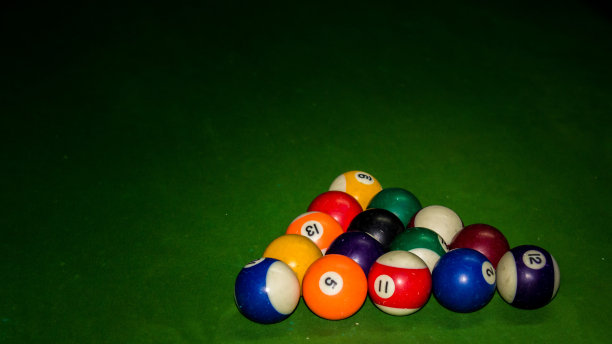 桌子上的台球图片下载