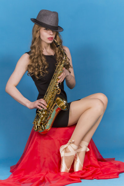 女孩在尖角和萨克斯管图片下载