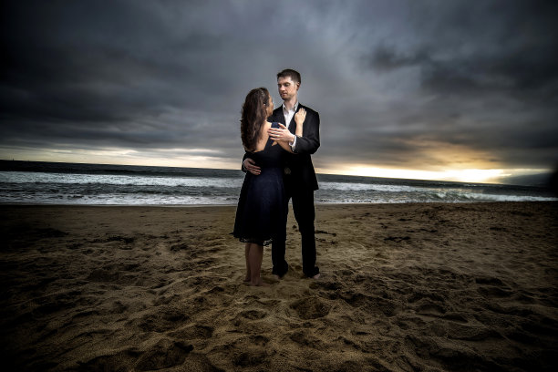 戏剧性的海滩订婚图片下载