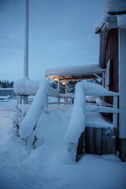 房子被雪覆盖，芬兰北部图片下载