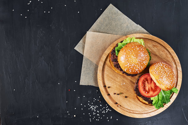 配蔬菜的手工牛肉汉堡。图片下载