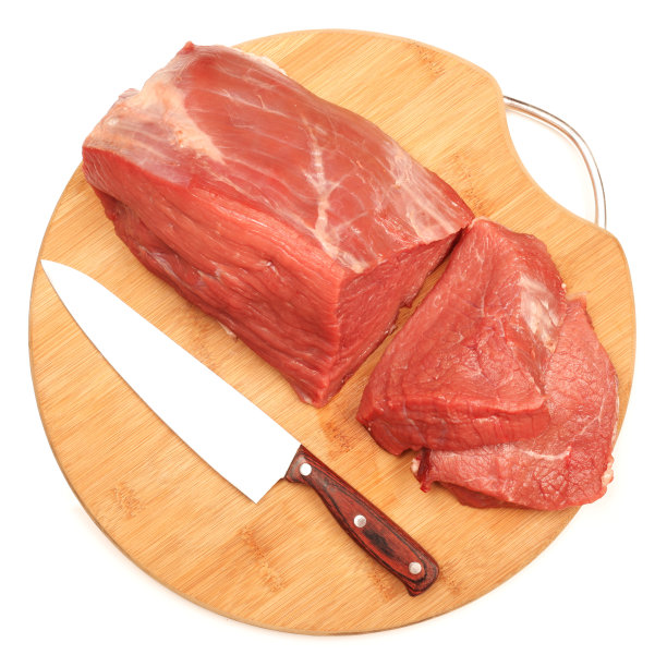 生牛肉在木板孤立在白色背景图片下载