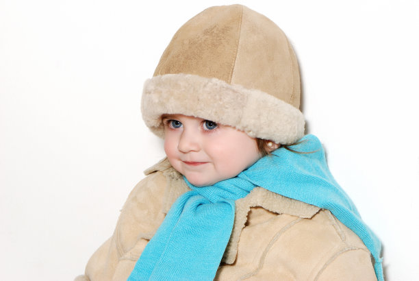 穿冬天衣服的小女孩。一幅画像图片下载