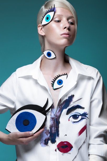 时尚女孩:自然妆容，时尚服饰搭配图片图片下载