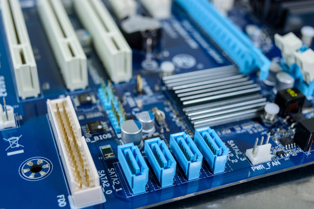 电脑主板背景与电源连接器插座图片下载