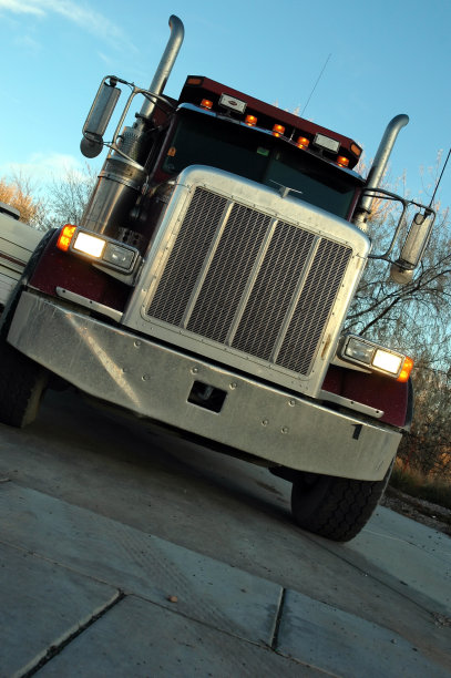 卡车上的人图片下载