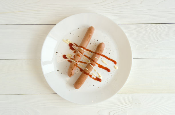 两根香肠，白盘蛋黄酱俯视图图片下载