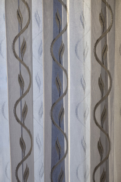 薄纱窗帘与花卉图案图片下载