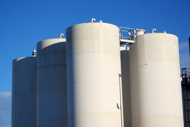 加油站的大型贮水箱。图片下载