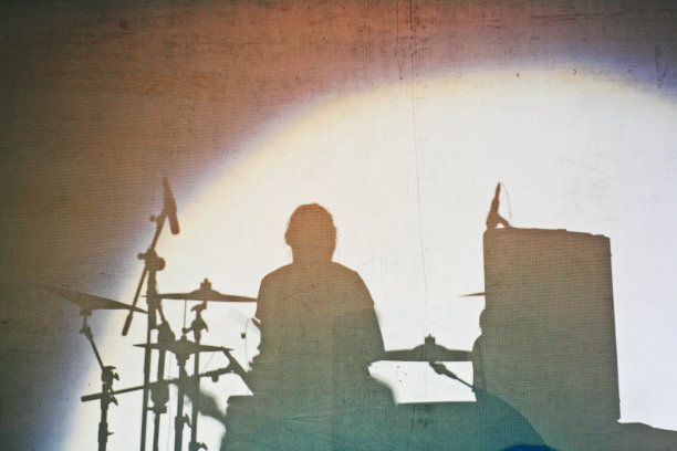 女人打鼓的影子图片下载