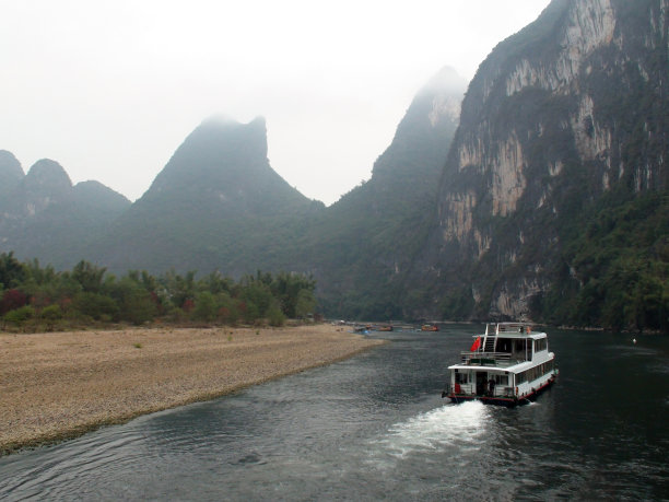 漓江游船与桂林岩溶形成景观。中国图片下载