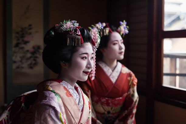 日本京都，两位舞妓坐在一间屋子里图片下载