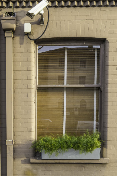 暗色墙上有摄像头的窗户图片下载