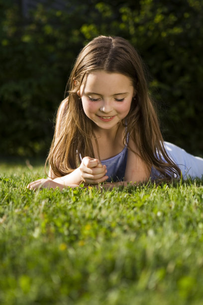 在草地上放松图片下载