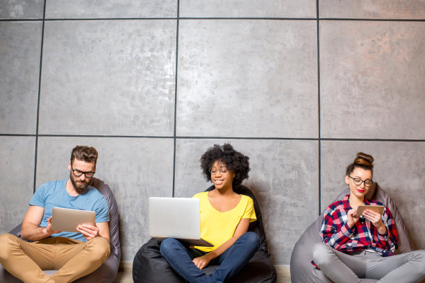 同事在室内工作图片下载