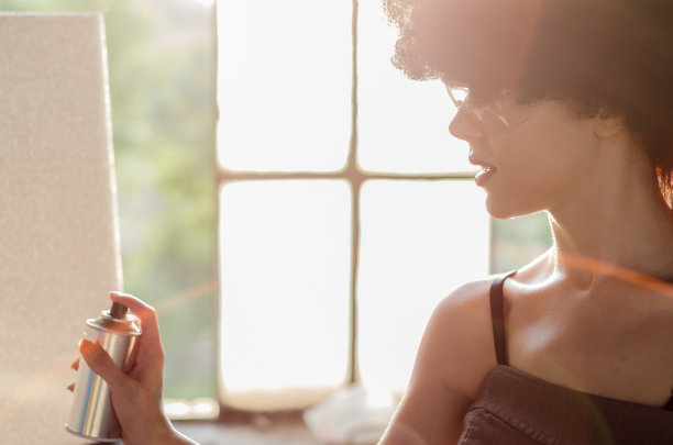 女孩用彩色喷雾画涂鸦图片下载