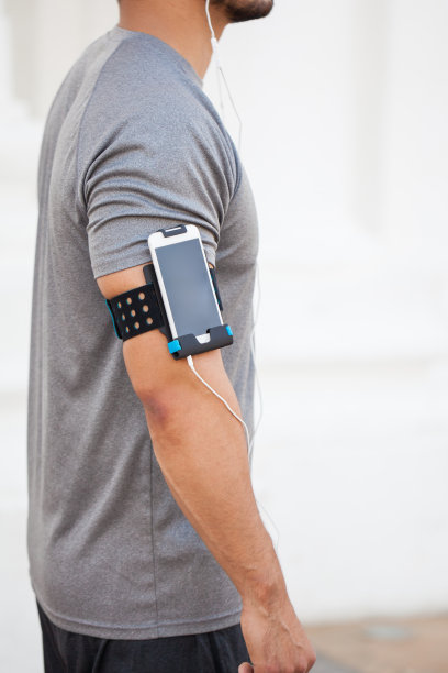 男人一边锻炼一边听音乐图片下载