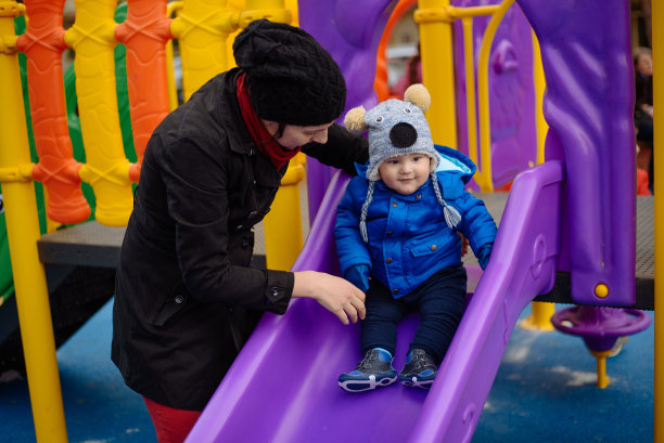 母亲和儿子享受户外操场图片下载