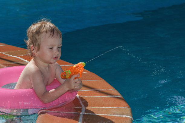小男孩在游泳池里玩图片下载