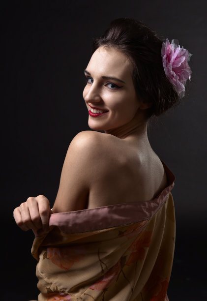 快乐美丽的女人在传统的日本和服图片下载