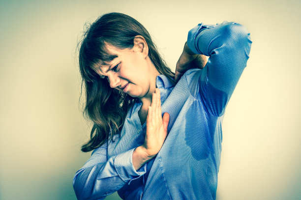 腋下出汗的女人图片下载