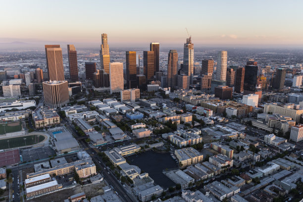 洛杉矶市中心的黄昏天线图片下载