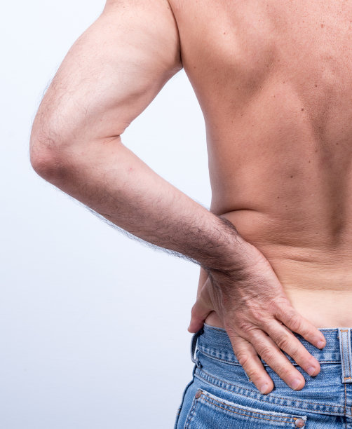 腰部剧烈疼痛的中年男性图片下载