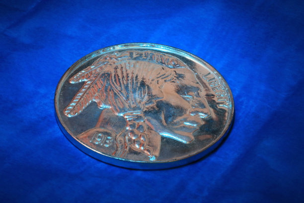 蓝色印着印第安人头像的微距镜头图片下载