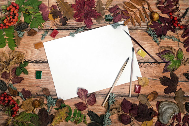 在木制背景上的一张纸和画笔图片下载