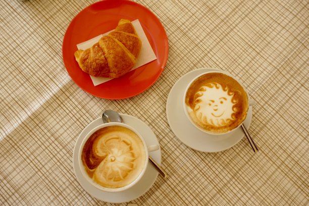 微笑着卡布奇诺图片下载