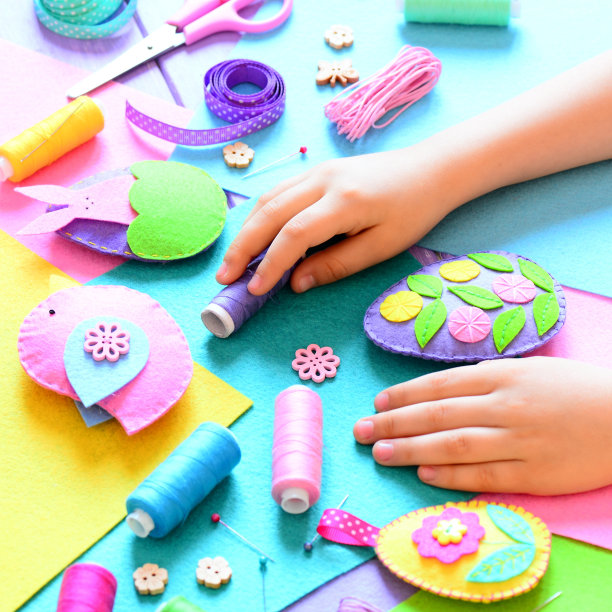 孩子用毛毡制作复活节工艺品图片下载
