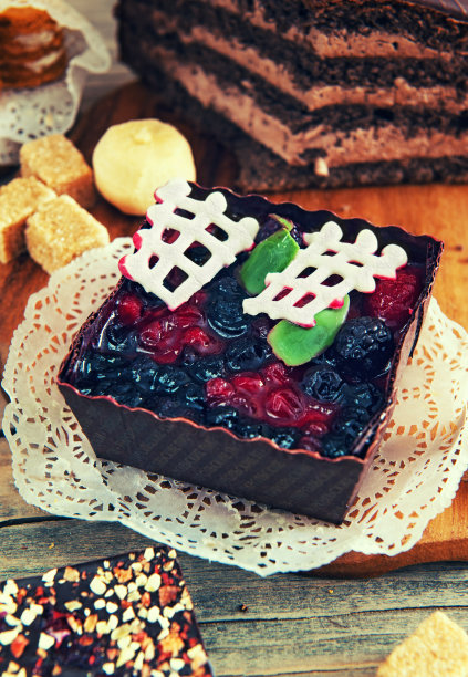 水果甜点，黑醋栗，棕色的形式，装饰巧克力，肉桂，茴香，图片下载