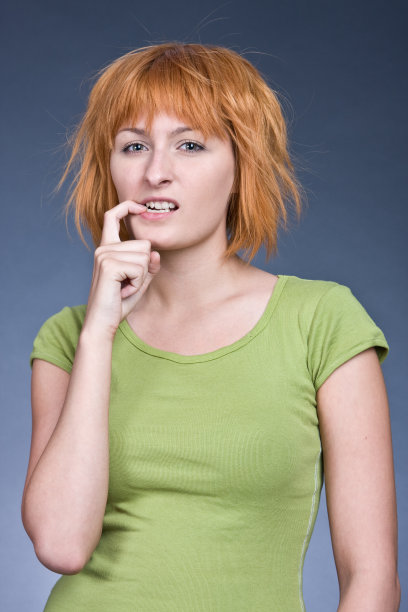 穿绿色t恤的红发女孩的肖像图片下载