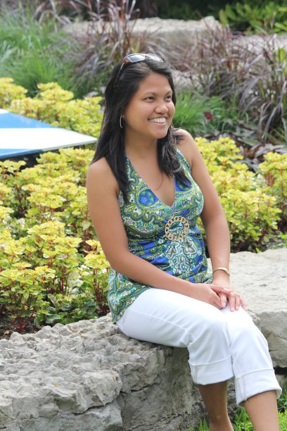 坐在公园石墙上的女孩图片下载