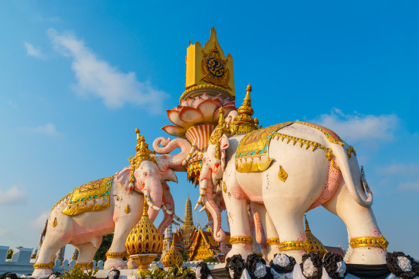泰国曼谷佛寺和大皇宫前的大象雕像图片下载