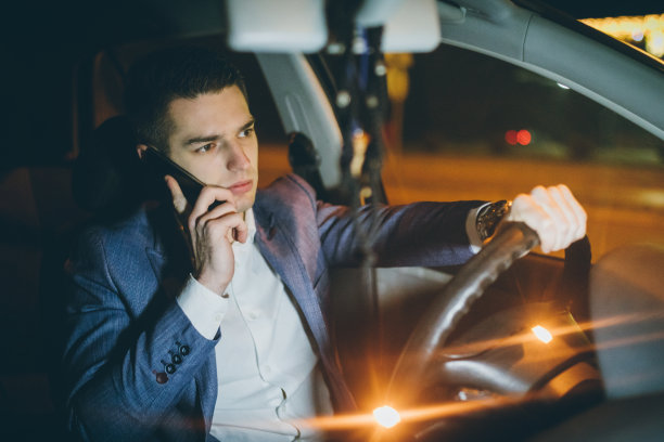 使用电话和开车图片下载