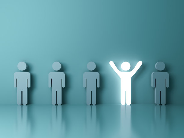 一个发光的光人张开双臂站在绿色背景的人群中，从不同的创意概念中脱颖而出图片下载