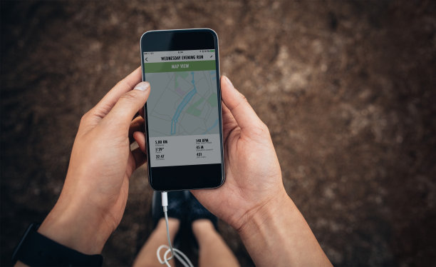 女性在手机上查看她的跑步总结图片下载